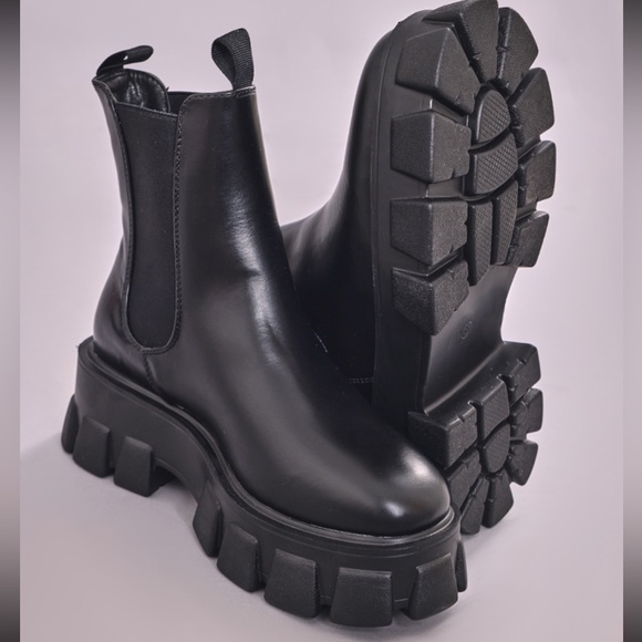 NIB Pretty Little Thing, Black, Round Toe Chunky Sole Ankle Boots - Picture 4 of 7